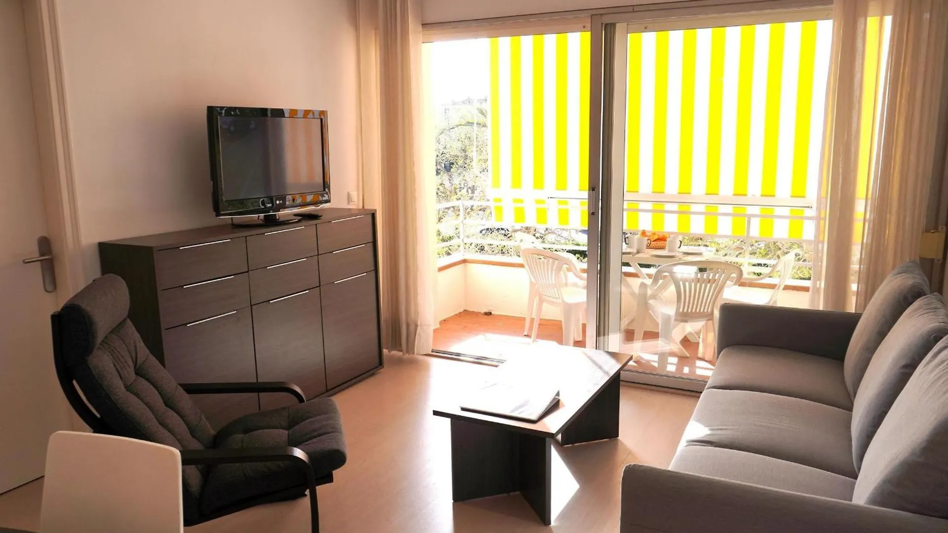 Apartamento Reformado Con Piscina Cerca De La Playa Y Centro De L'Estartit, Ideal Para Familias - Es-323-58 0*, L'Estartit