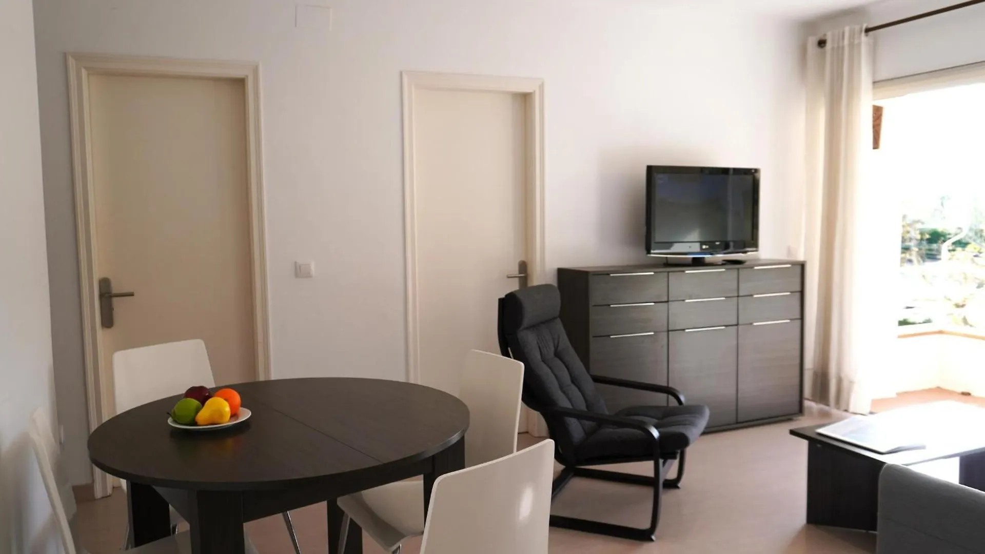 Apartamento Reformado Con Piscina Cerca De La Playa Y Centro De L'Estartit, Ideal Para Familias - Es-323-58 0*, L'Estartit Spain